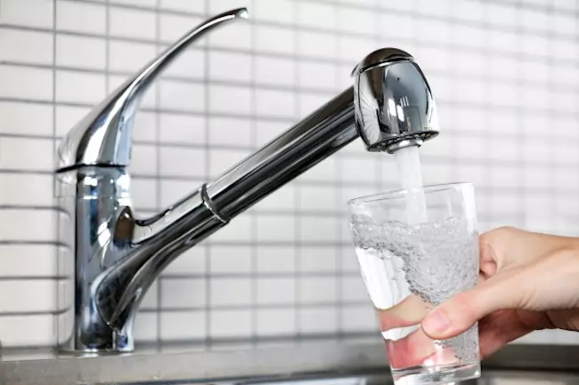 Which provinces have the most and which one has the least amount of fluoride in their drinking water?